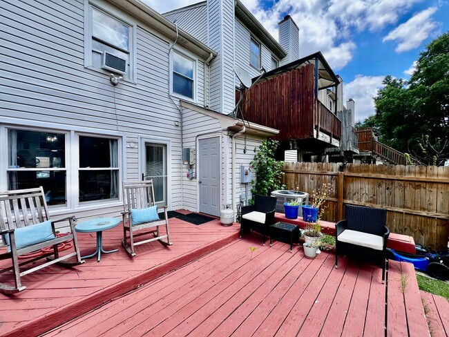 Building Photo - Beautiful End Unit Townhouse