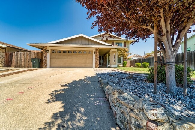Primary Photo - LARGE 5-bedroom 3 bath home in a great loc...