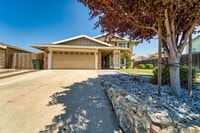 Building Photo - LARGE 5-bedroom 3 bath home in a great loc...