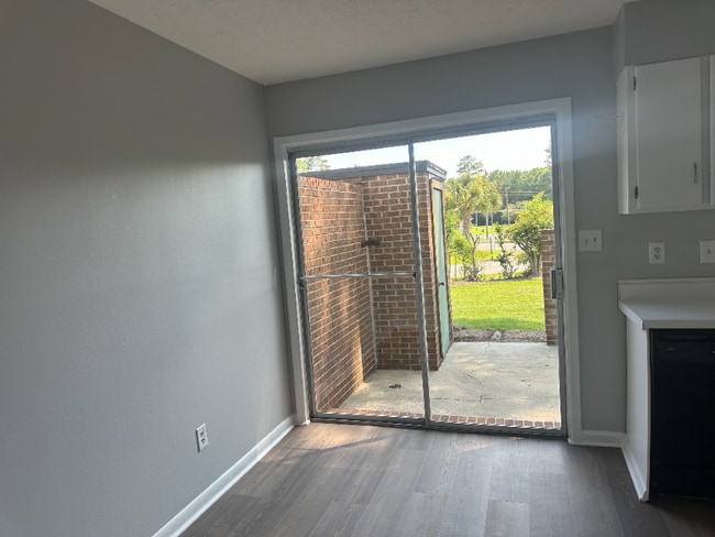 Building Photo - 110 Townhouse Dr
