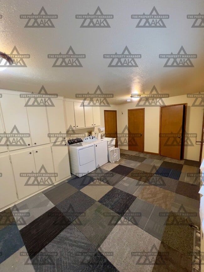 Building Photo - Spacious 3BR, 2.5BA Home off Chena Hot Springs Rd Dog Friendly