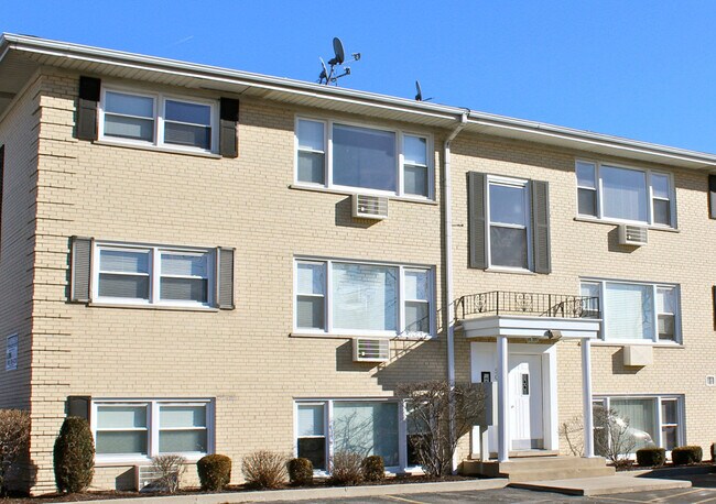 Primary Photo - 5039 N East River Rd