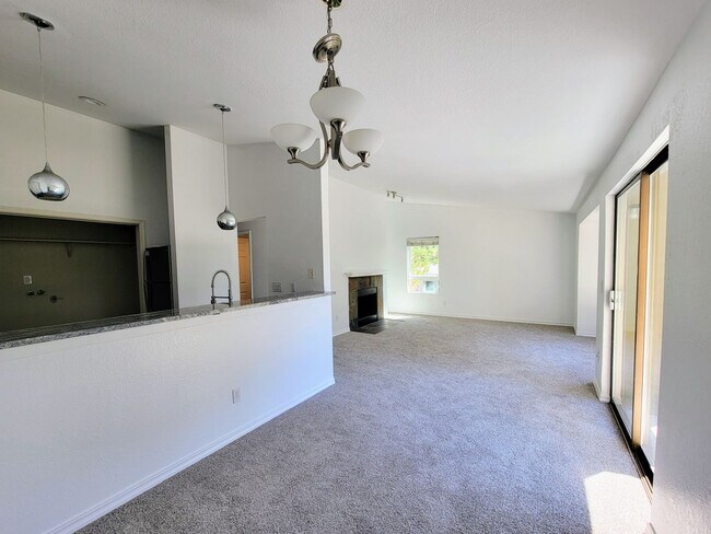 Building Photo - Newly updated condo in Sunn Fjord, close to everything!