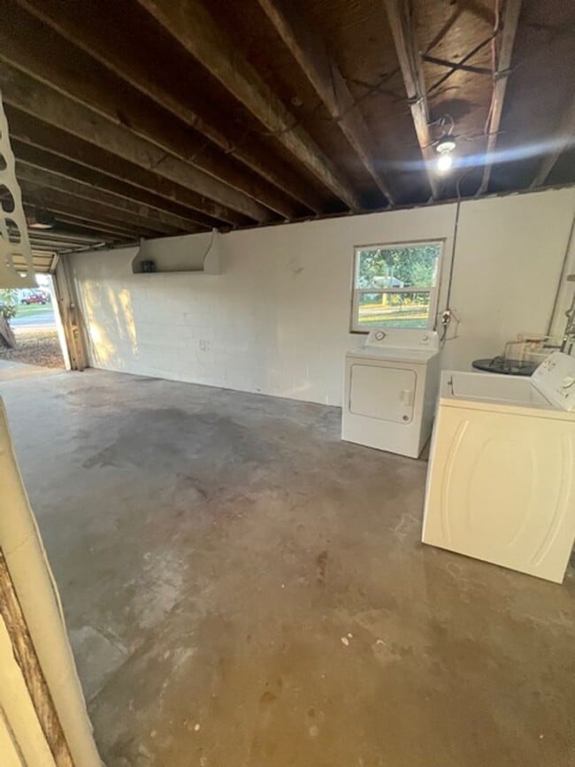 Building Photo - 2 Bed 1 Bath Home | Pet Friendly | Washer Dryer Hook Ups | Section 8 Welcome