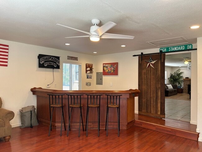 Building Photo - 3 bed, 1 bath,