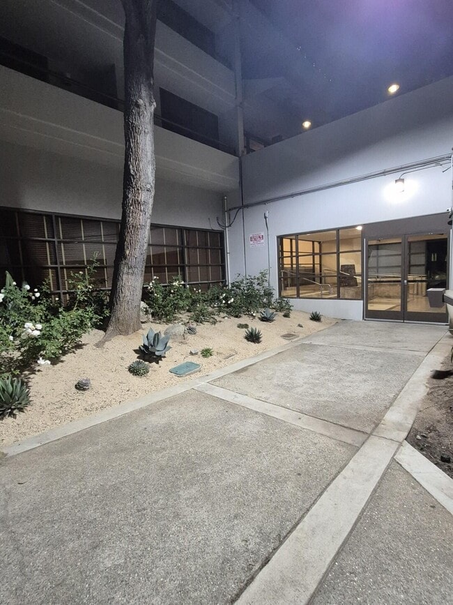 Building Photo - 600 W 9th St