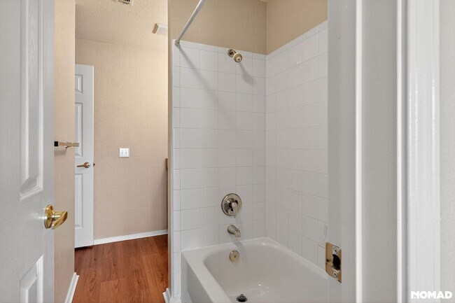 Building Photo - Well-maintained  2BR Condo in Englewood