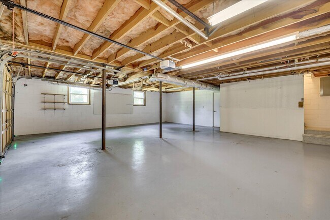 Building Photo - 2111 Huron Dr