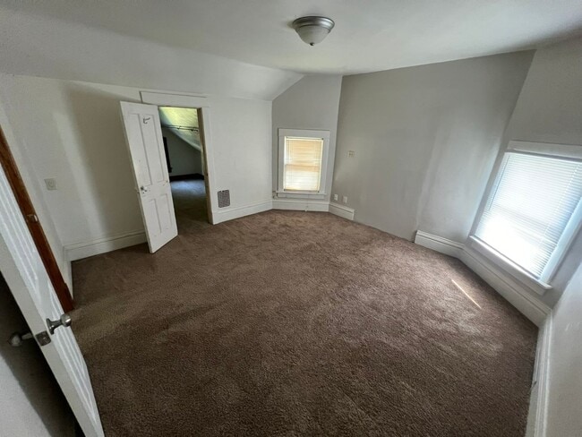 Building Photo - Large 4 bedroom house east of campus for A...