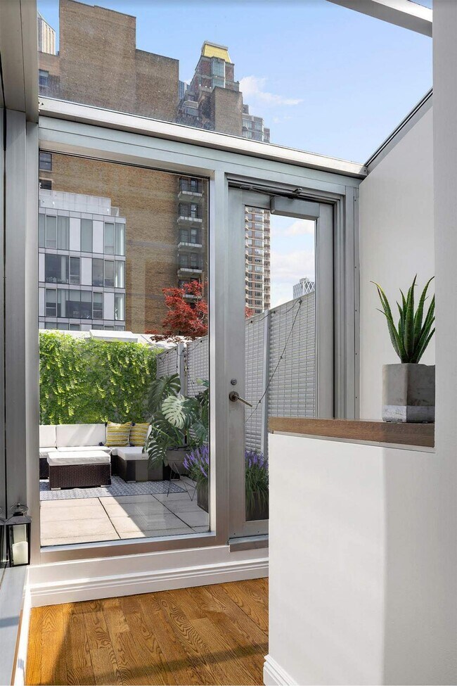 Building Photo - 225 5th Ave