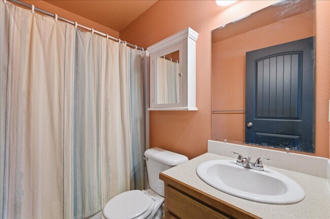 Building Photo - 3 Bedroom, 2 Bath, with 2 Car Garage Located on the Central Bench Rim