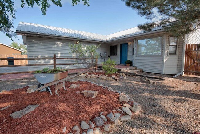 Building Photo - 64251 N Ramona Rd