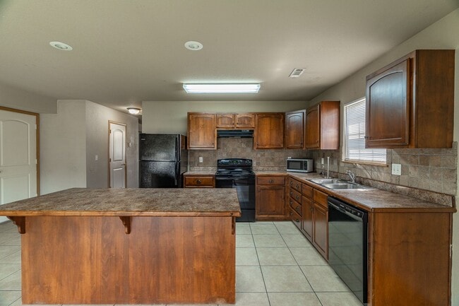 Building Photo - 4 Bedroom 2.5 Bath Townhome near UofA!  Available in August!!