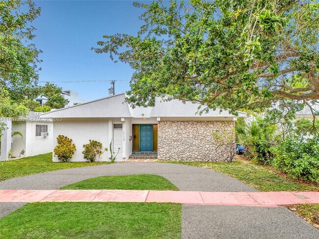 Building Photo - 1109 Biarritz Dr