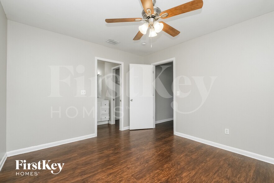 Building Photo - 9331 N Forest Hills Dr