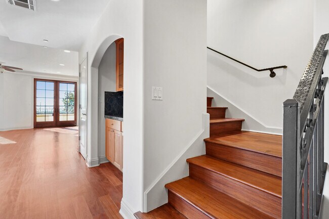 Building Photo - 985 N Michillinda Ave