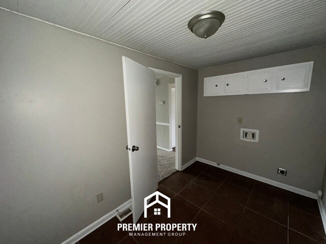 Building Photo - Spacious 4BR Home w/ Fireplace, Covered Patio & Fenced Yard