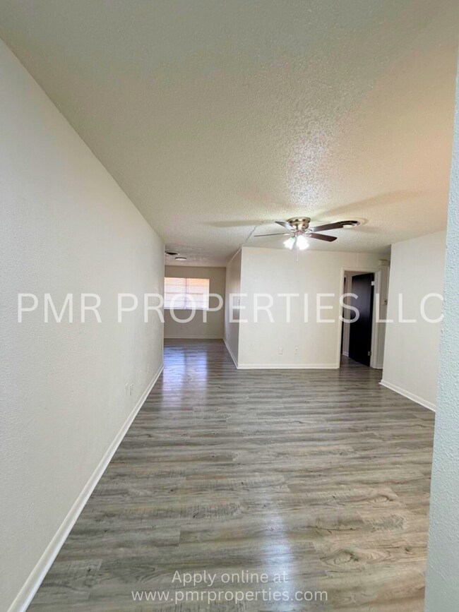 Building Photo - 3 Bedrooms/1 Bathroom House