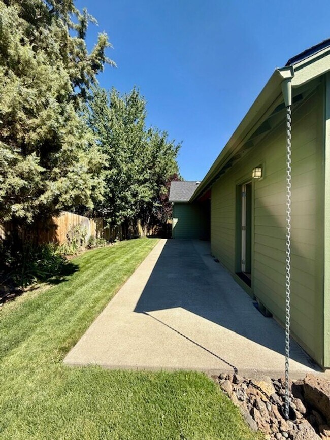 Building Photo - Charming 3 Bedroom Single-Level Home in Ba...