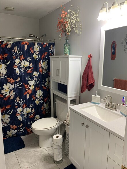 Building Photo - 550 Roosevelt Ave