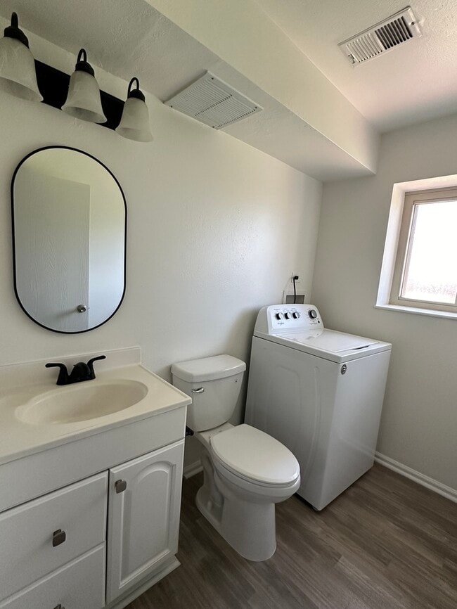 Building Photo - Spacious & Bright updated 3 bed 2 bath