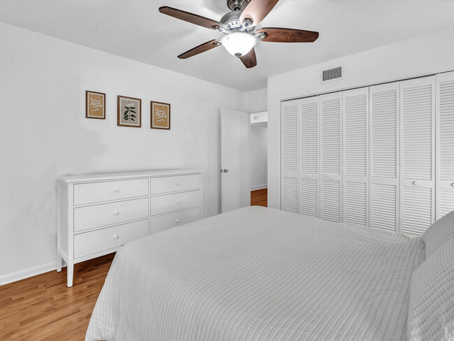 Building Photo - 5087 Oakhill Ln