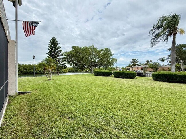 Building Photo - 8801 Bay Pointe Dr