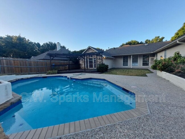 Building Photo - 902 Sunpoint Cir