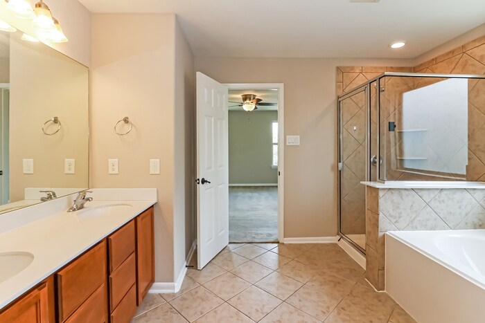 Building Photo - 15806 Copper Oak Ln