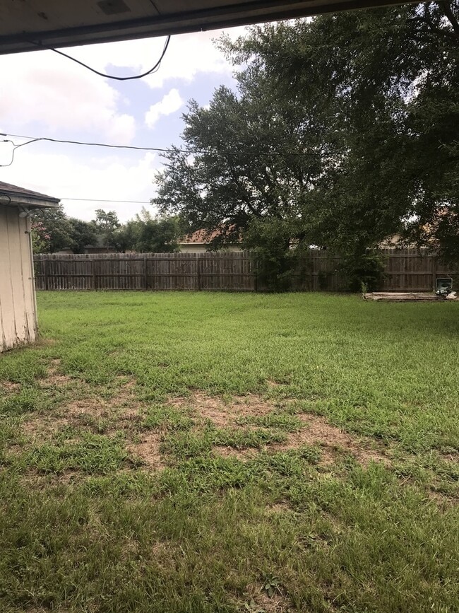 Building Photo - 3 Bedroom 2 Bath