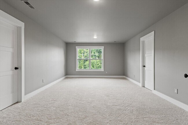 Building Photo - Charming and Spacious 4-Bedroom Home with Bonus Room and Private Backyard