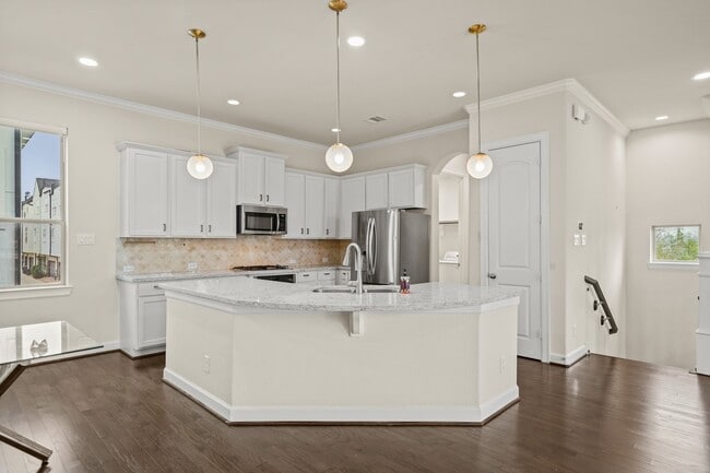 Building Photo - 2025 Cambridge Heights Pl