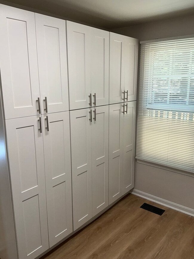 Building Photo - Very well maintained 3 bedroom 2 full 1 half bath town home located in the desired Stonebridge Co...