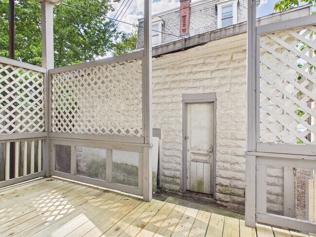 Building Photo - 206 Kelker St