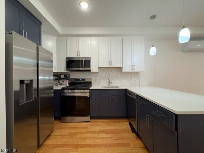 Building Photo - 52 James St