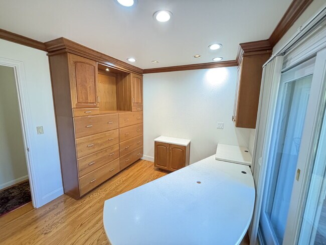 Building Photo - 485 Butterfield Pl