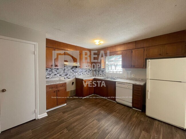 Building Photo - Three Bedroom House in South Macon