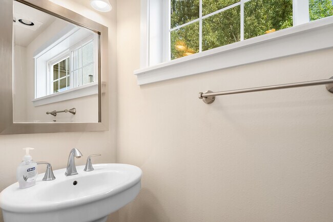 Building Photo - 2530 E Madison St