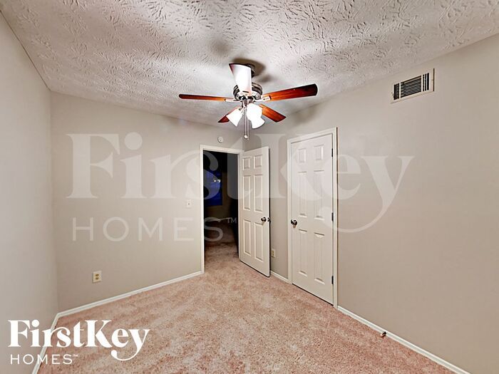 Building Photo - 1998 Glenwood Downs Dr