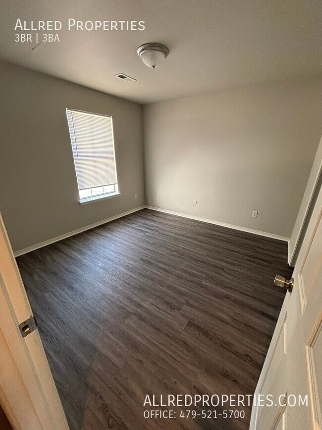 Building Photo - 954 N Daisy Ln