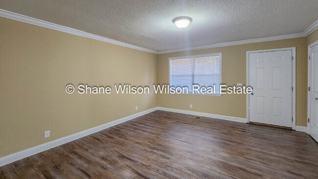 Building Photo - Charming 3-Bedroom 1.5-Bath Home in Chickamauga! Come see it today!