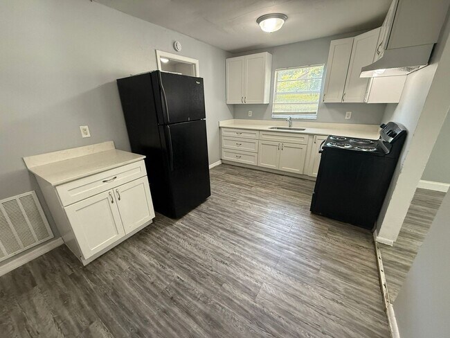 Building Photo - 3/2 Tampa Move In Ready !