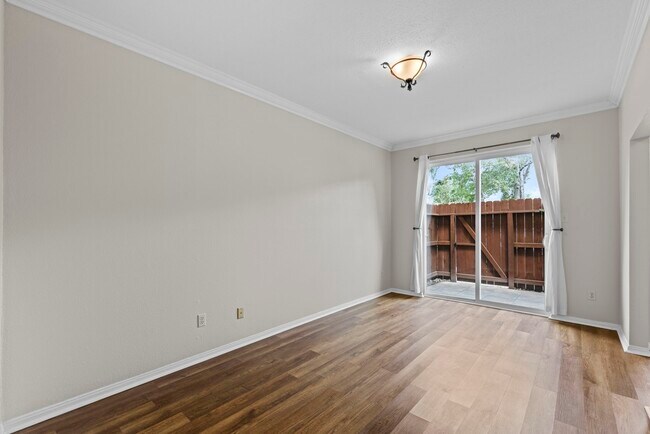 Building Photo - 2100 Tanglewilde St