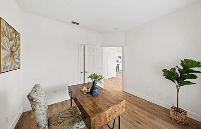 Building Photo - 351 Madrone Pl