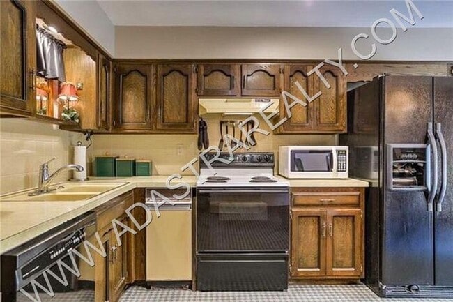 Building Photo - Beautiful Duplex in Olathe-Available NOW!!