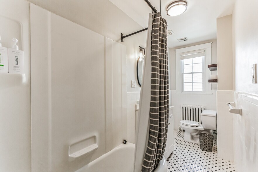 Hall Bathroom with tub/shower. - 2314 Bryn Mawr Ave