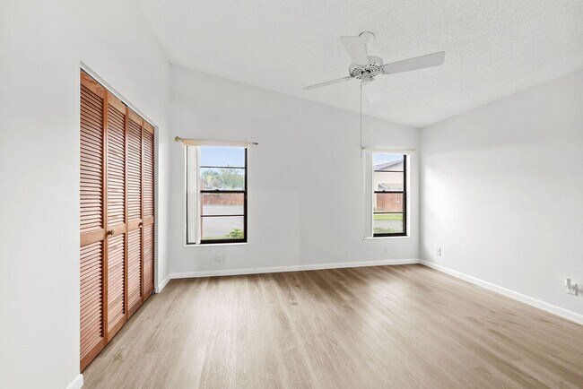Building Photo - 8019 SE Villa Cir