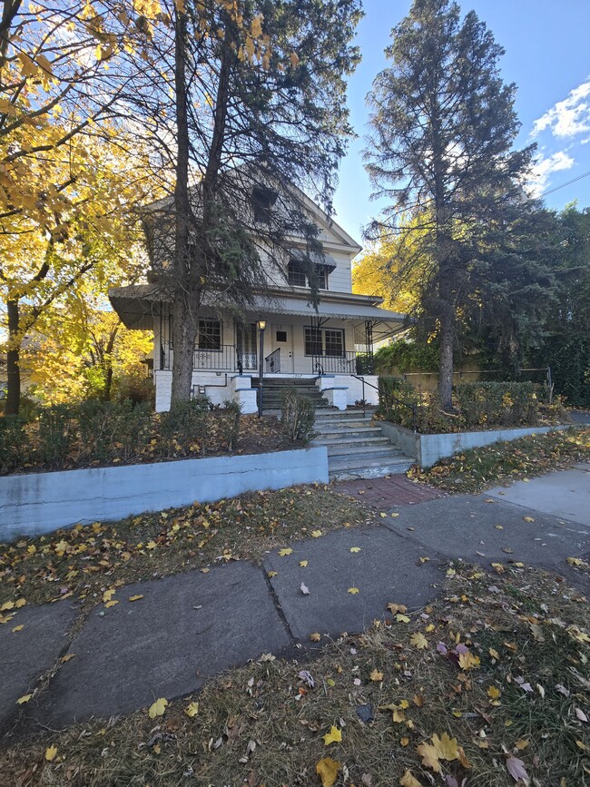 Primary Photo - 1907 Cedar Ave