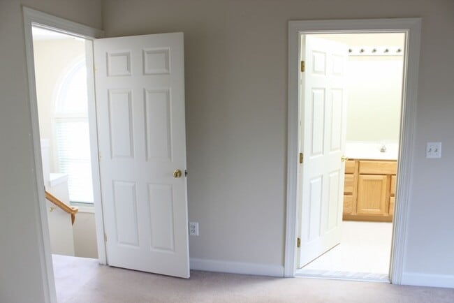 Building Photo - Lovely 3 Bedroom 2.5 Bath Townhome with De...