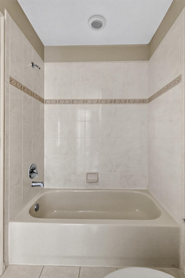 Building Photo - 8103 Bellagio Ln